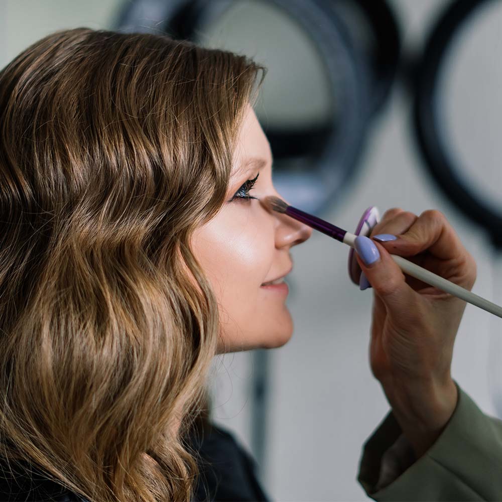 Nainen meikattavana