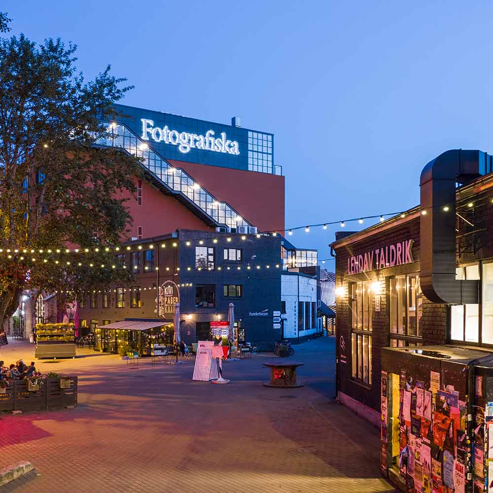Tallinnan Fotografiska iltavalaistuksessa