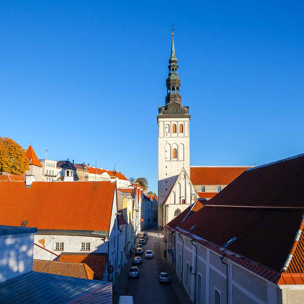 Nigulisten kirkon torni syksyllä