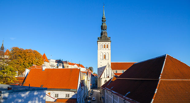 Nigulisten kirkon torni syksyllä