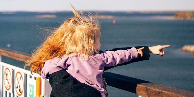 Äiti ja lapsi m/s Finlandian kannella.