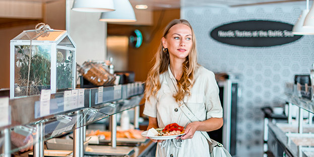 En kvinna hämtar mat i Buffet Eckerö