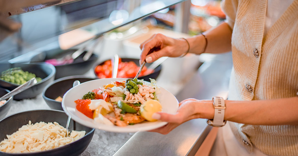 Nainen noutaa Buffet Eckerön herkkuja